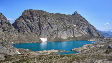 Marbore Gölü 'nün Pireneler' deki panoramik manzarası. Ordesa ve Monte Perdido Doğal Parkı 'nda, Huesca, Aragon, İspanya.