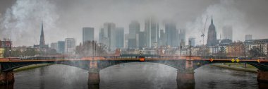 Ignatz-Bubis Köprüsü ve Frankfurt Skyline 'ın sisli sabah görüntüsü