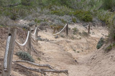 Summ 'daki Kıyı Kum Kum Kum Sahası' na İp Çitli Kum Yolu