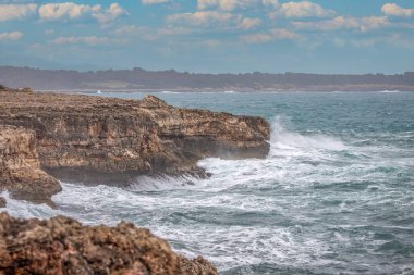 Güçlü Okyanus Dalgaları Sert Kayalık Kıyı Şeridi Cli 'ye Karşı Çarpışıyor
