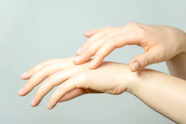 Mãos Femininas Frente Fundo Branco — Fotografia de Stock