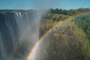 Victoria Şelaleleri, Zimbabve ve Zambiya 'nın üzerinde gökkuşağı manzarası.
