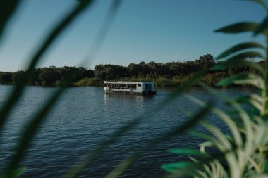Afrika 'nın Zimbabve kentindeki Zambezi Nehri' nde gün batımı gezisinin tadını çıkaran turistler.