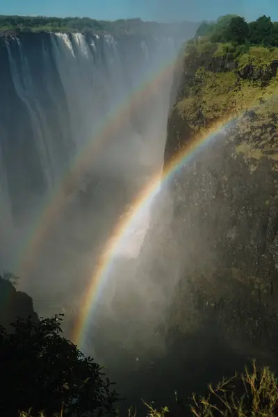Victoria Şelaleleri, Zimbabve ve Zambiya 'nın üzerinde gökkuşağı manzarası.