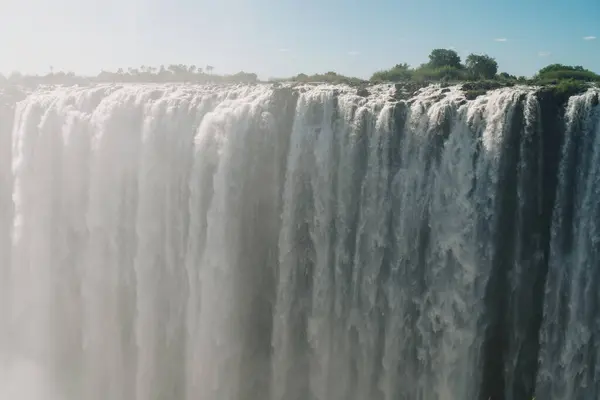 Ünlü Victoria Şelalesi, Zimbabwe ve Zambiya manzarası.