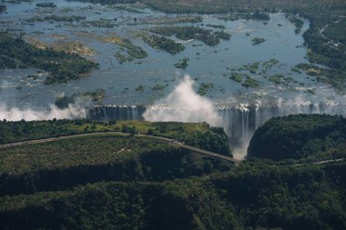 Zimbabwe ve Zambiya arasındaki helikopterden Victoria Şelaleleri 'nin hava görüntüsü, Afrika. Helikopter manzaralı uçuş manzarası.