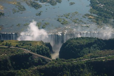 Zimbabwe ve Zambiya arasındaki helikopterden Victoria Şelaleleri 'nin hava görüntüsü, Afrika. Helikopter manzaralı uçuş manzarası.