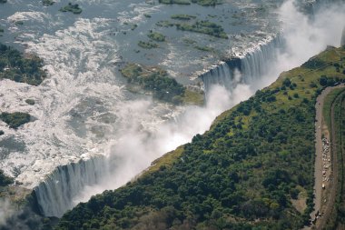 Zimbabwe ve Zambiya arasındaki helikopterden Victoria Şelaleleri 'nin hava görüntüsü, Afrika. Helikopter manzaralı uçuş manzarası.