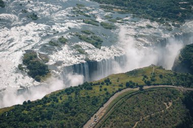 Zimbabwe ve Zambiya arasındaki helikopterden Victoria Şelaleleri 'nin hava görüntüsü, Afrika. Helikopter manzaralı uçuş manzarası.