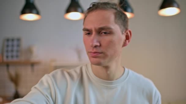 Genç Adam Aynaya Bakarken Yüzüne Dokunuyor Sonra Cilt Kremi Sürüyor — Stok video