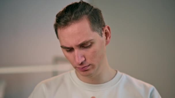 Aynaya Bakıp Yüzüne Cilt Kremi Süren Genç Bir Adamı Yakından — Stok video