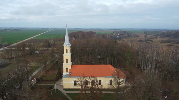 2022年11月6日の陰気な秋の日に ラトビアのイェルガヴァ地方の鳥の目の眺めからのルーテル教会 — ストック写真