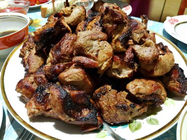 Köydeki büyükannede domuz etinden şiş kebap pişiriyorum..