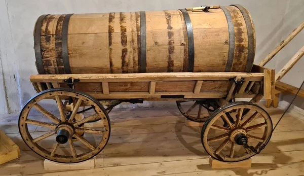 Stary Wózek Dużą Drewnianą Beczką Transportu Słodkiej Wody — Zdjęcie stockowe