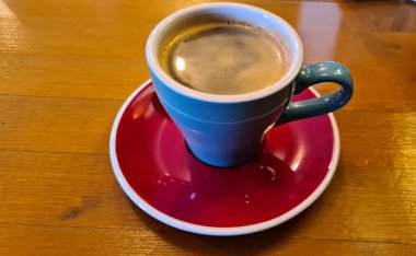 Kahvaltıda siyah kokulu seramik fincan ve lezzetli kahve..