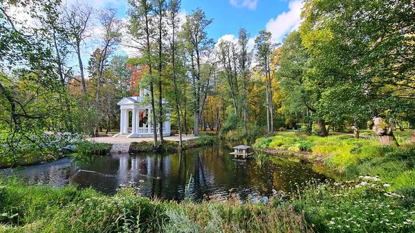 Pavilion Piatră Mic Pentru Relaxare Malurile Canalului Parcul Orașului Leton — Fotografie, imagine de stoc