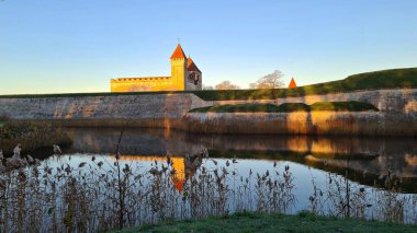 2022 sonbaharında Estonya 'nın Saaremaa adasındaki güzel Kuressaare Şatosu.