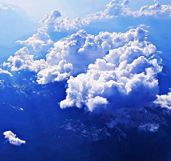 飞行客机侧面积云形成的白云 — 图库照片