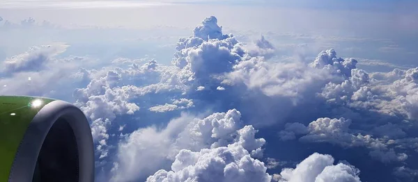 Cumulus Weiße Wolken Von Der Seite Eines Fliegenden Passagierflugzeugs — Stockfoto