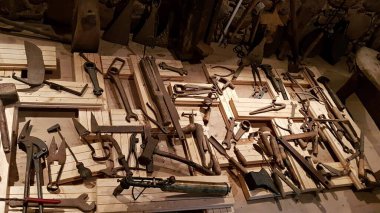 Dedemin geçen yüzyılda çalıştığı bir sürü eski marangozluk aleti var..