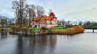 2022 sonbaharında Estonya 'nın Saaremaa adasındaki Kuressaare kalesinde inşa edilmiş eski bir ev..