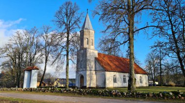 Ocak 2023 'te Letonya' nın Renda köyünün dışındaki küçük Lüteryen kilisesi..