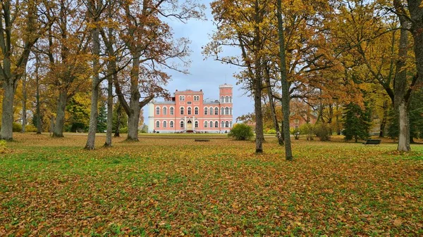 Krásné Staré Panství Birini Lotyšsku Pozadí Zažloutlého Listí Stromech Trávníku — Stock fotografie