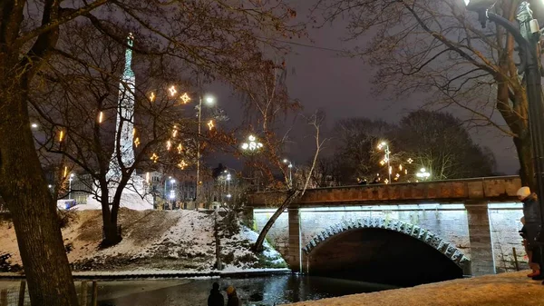 Pomnik Wolności Kamienny Most Oświetlony Reflektorami Łotewskiej Stolicy Rydze Zimą — Zdjęcie stockowe