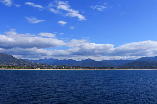 Μπλε Θάλασσα Στο Φόντο Των Μακρινών Βουνών Κατά Την Καλοκαιρινή — Φωτογραφία Αρχείου