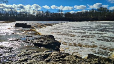 İlkbaharın başlarında Venta Nehri üzerindeki en uzun şelale..