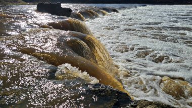 İlkbaharın başlarında Venta Nehri üzerindeki en uzun şelale..
