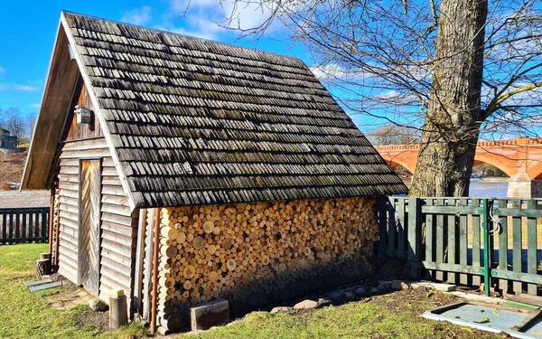 Kleine Houten Schuur Huiselijke Tuin Veel Brandhout Gestapeld Tegen Muur — Stockfoto
