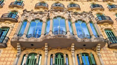 2023 baharında İspanya 'nın Barcelona şehrinde güzel ve alışılmadık bir balkonu olan ev cephesi..