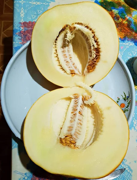 Две Половинки Нарезанной Дыни Тарелке Готовятся Десерту — стоковое фото