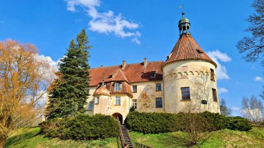 2023 yılının güneşli bir nisan gününde Letonya topraklarındaki eski Jaunpils kalesi.