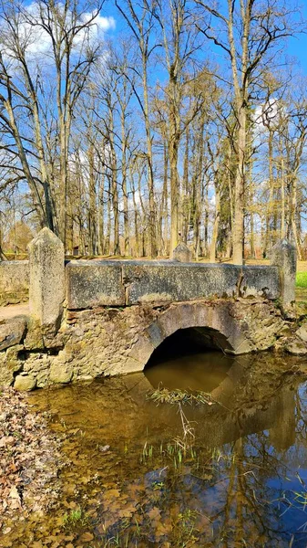 Μικρή Παλιά Πέτρινη Πεζογέφυρα Πάνω Από Ρέμα Ζεστή Ημέρα Απριλίου — Φωτογραφία Αρχείου