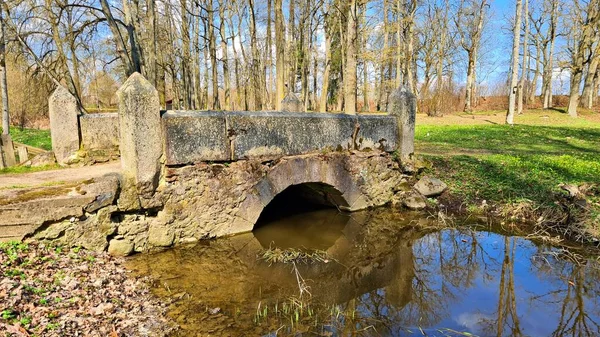 Μικρή Παλιά Πέτρινη Γέφυρα Πάνω Από Ρέμα Στις Παρυφές Του — Φωτογραφία Αρχείου