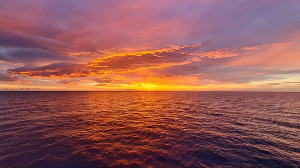 Suns Rays Setting Sun Painted Clouds Sea Scarlet Colors — Stock Photo, Image