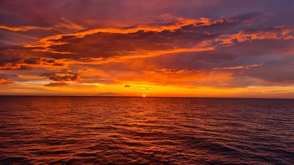 Suns Rays Setting Sun Painted Clouds Sea Scarlet Colors — Stock Photo, Image
