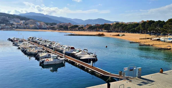 Muelle Barcos Junto Playa Localidad Española Sant Feliu Xols Abril —  Fotos de Stock