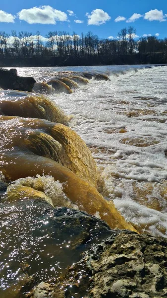 Pequena Cachoeira Através Rio Largo Dia Ensolarado Início Primavera — Fotografia de Stock