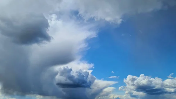 Nuvens Cinzentas Grossas Cobrem Céu Azul Pouco Antes Começar Chover — Fotografia de Stock