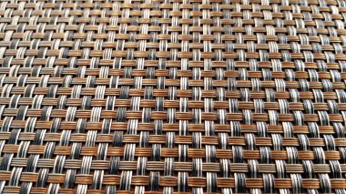 Zemin paspasları oluşturmak için farklı renkte plastik şeritler dokuyorlar..