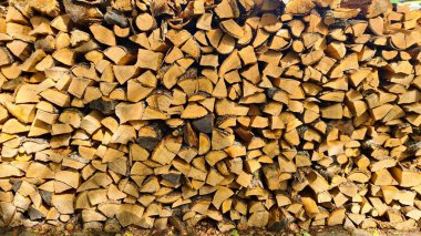 Yığılmış odun, kış için köydeki soba için hazır..