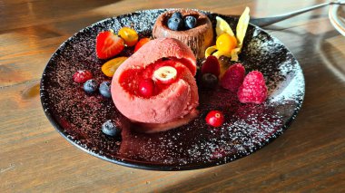 Tabakta tatlı, çeşitli dondurmalar ve çeşitli lezzetli meyveler..