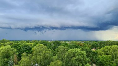 Kasvetli gri yağmur bulutları yazın başında tüm gökyüzünü kapladı..