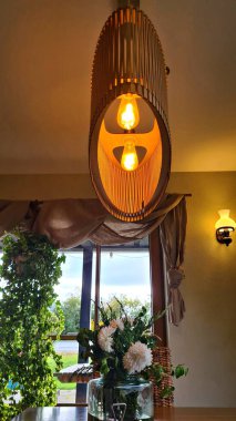 Mutfakta alışılmadık bir oval avize var. İç kısım için ahşaptan yapılmış..