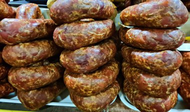 Lezzetli tütsülenmiş etler gıda pazarında sergileniyor..