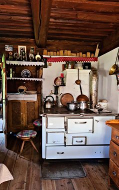Eski ahşap bir evde mutfak gereçleri olan modern mutfak ocağı..
