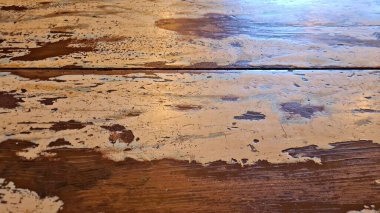 Yüzeyinde beyaz boya olan eski bir ahşap masa..